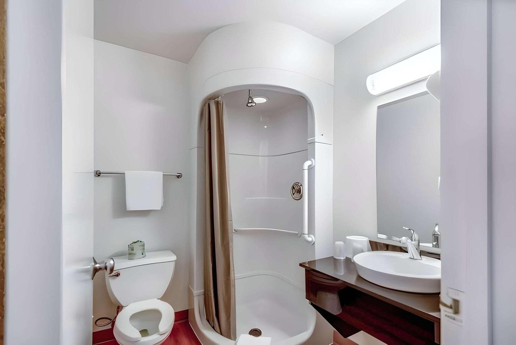 Park Inn By Radisson, Трейси Екстериор снимка