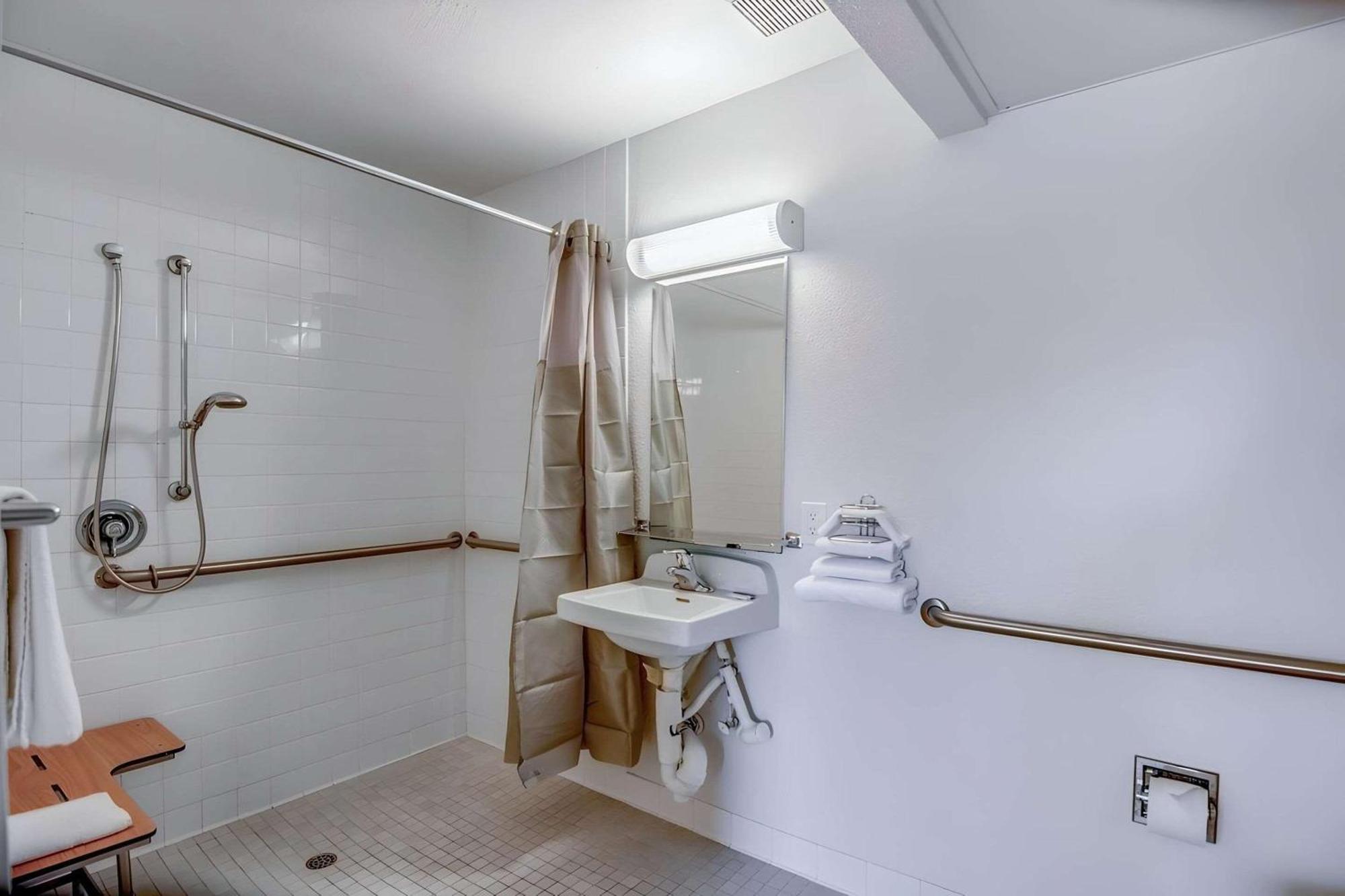 Park Inn By Radisson, Трейси Екстериор снимка