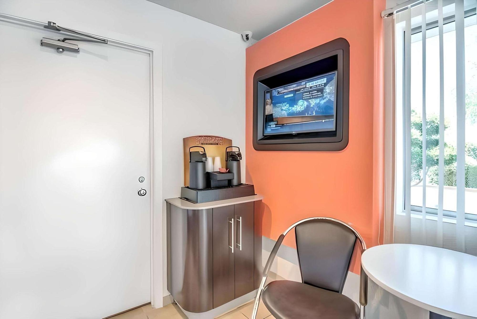 Park Inn By Radisson, Трейси Екстериор снимка